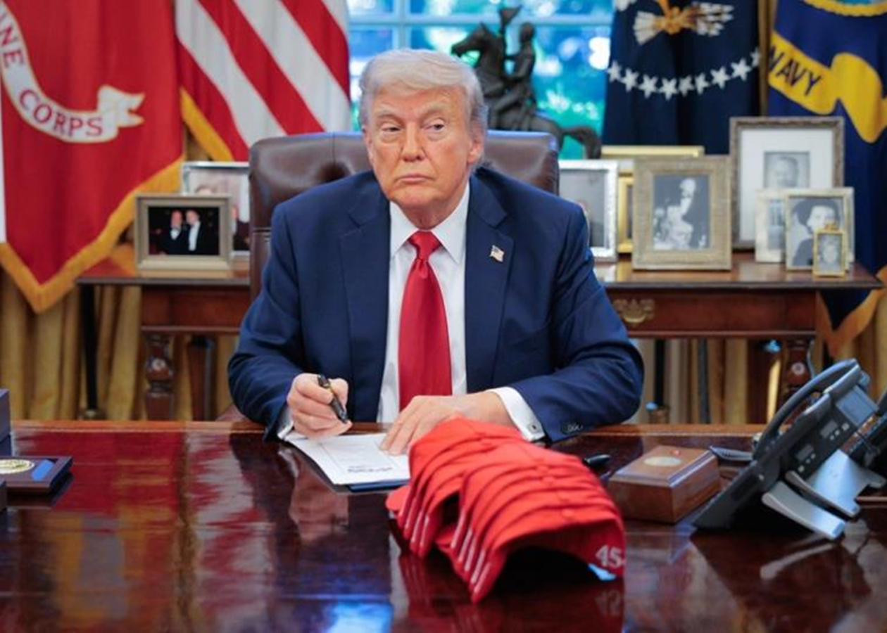 В офіційному магазині Дональда Трампа з’явилися кепки Trump 2028