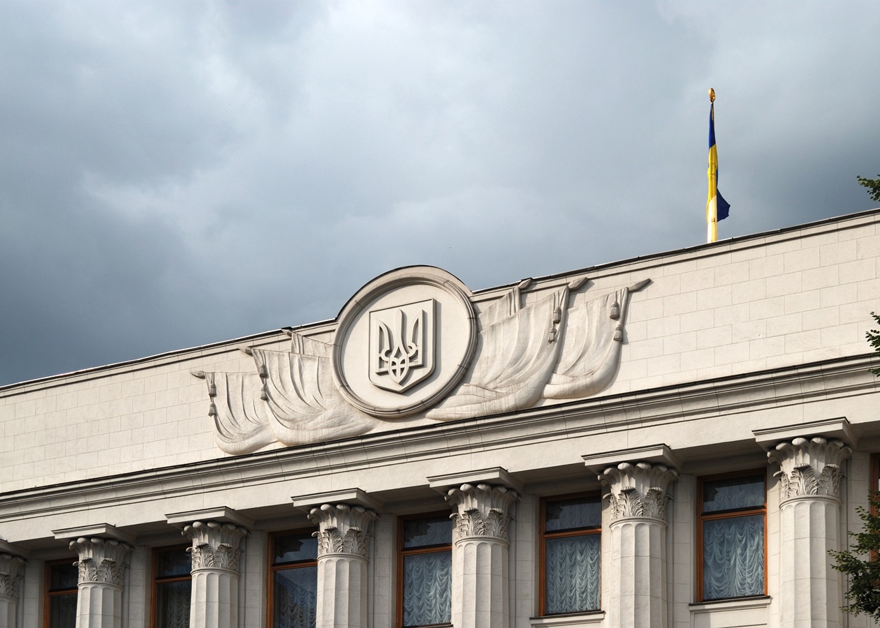 Рада дозволила військові контракти 60+