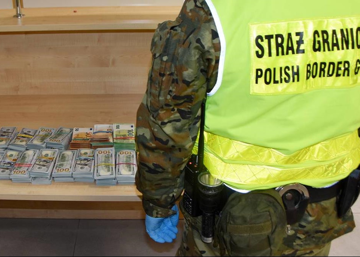 Українка намагалася провезти у Польщу купу валюти у валізі