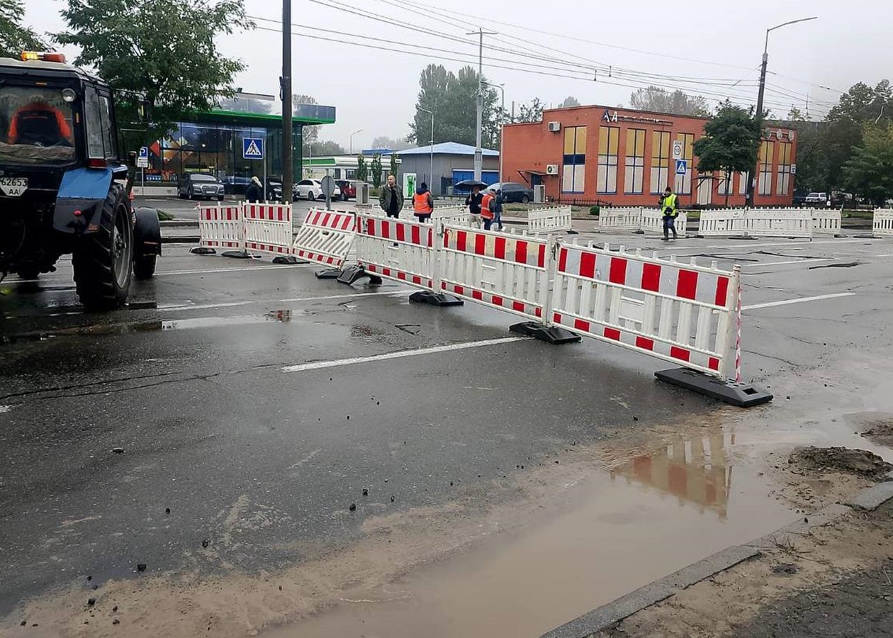 В Києві прорвало водопровід: перекрито рух і змінено маршрути тролейбусів