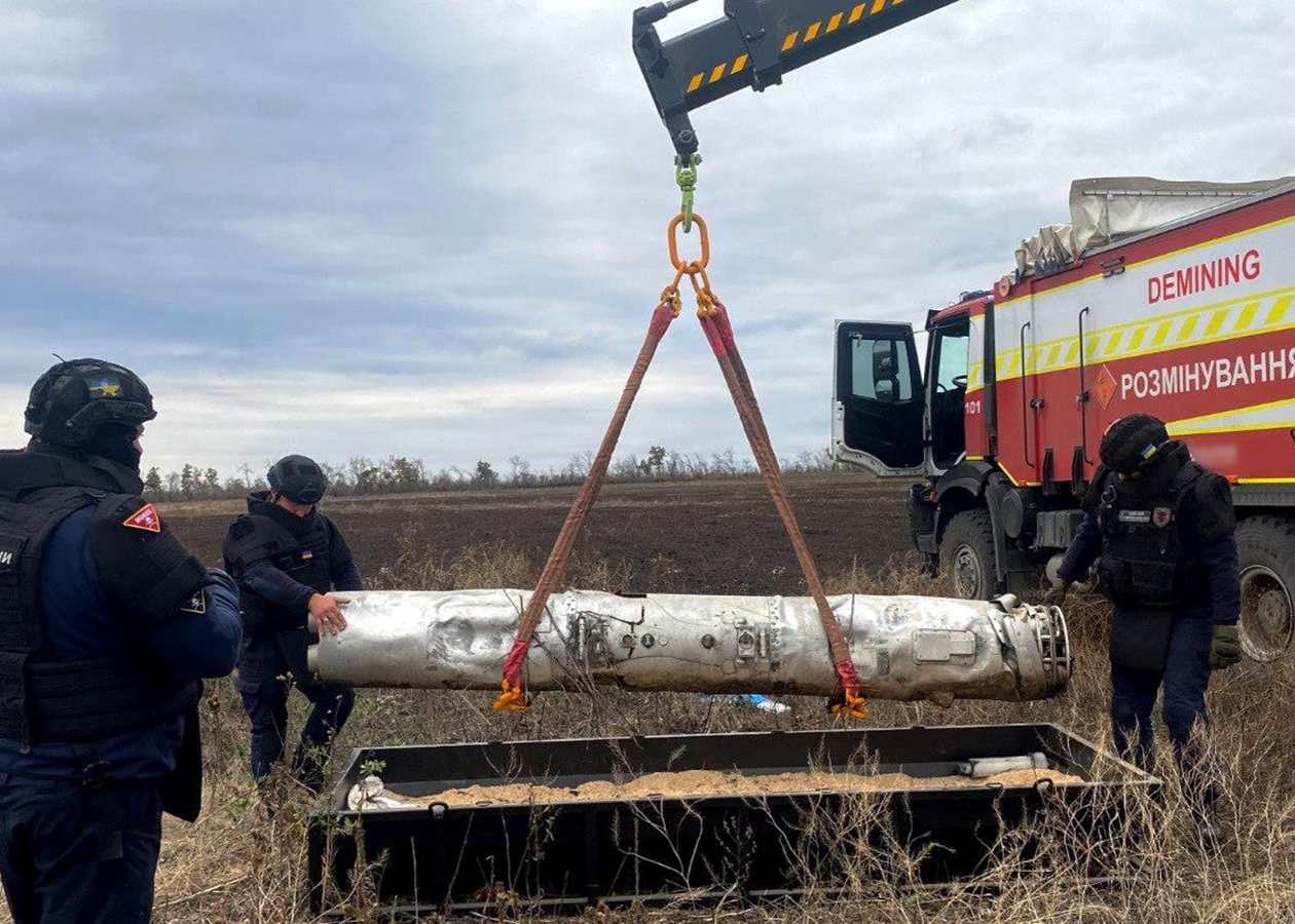 Тубус з нерозірваними авіаракетами РФ виявили в полі на Харківщині
