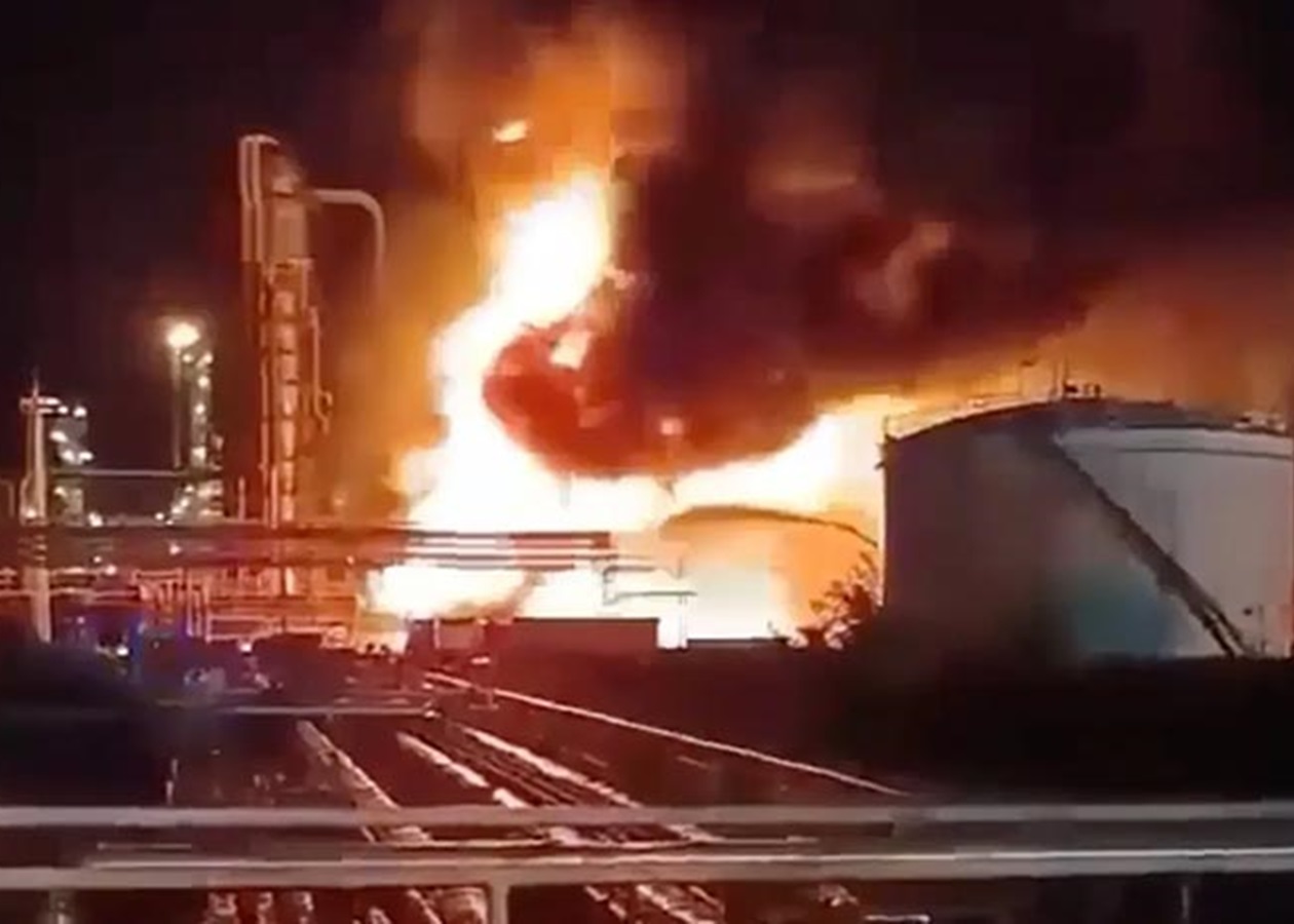 СюжетПов’язані з Москвою. Вибухи на НПЗ в Європі