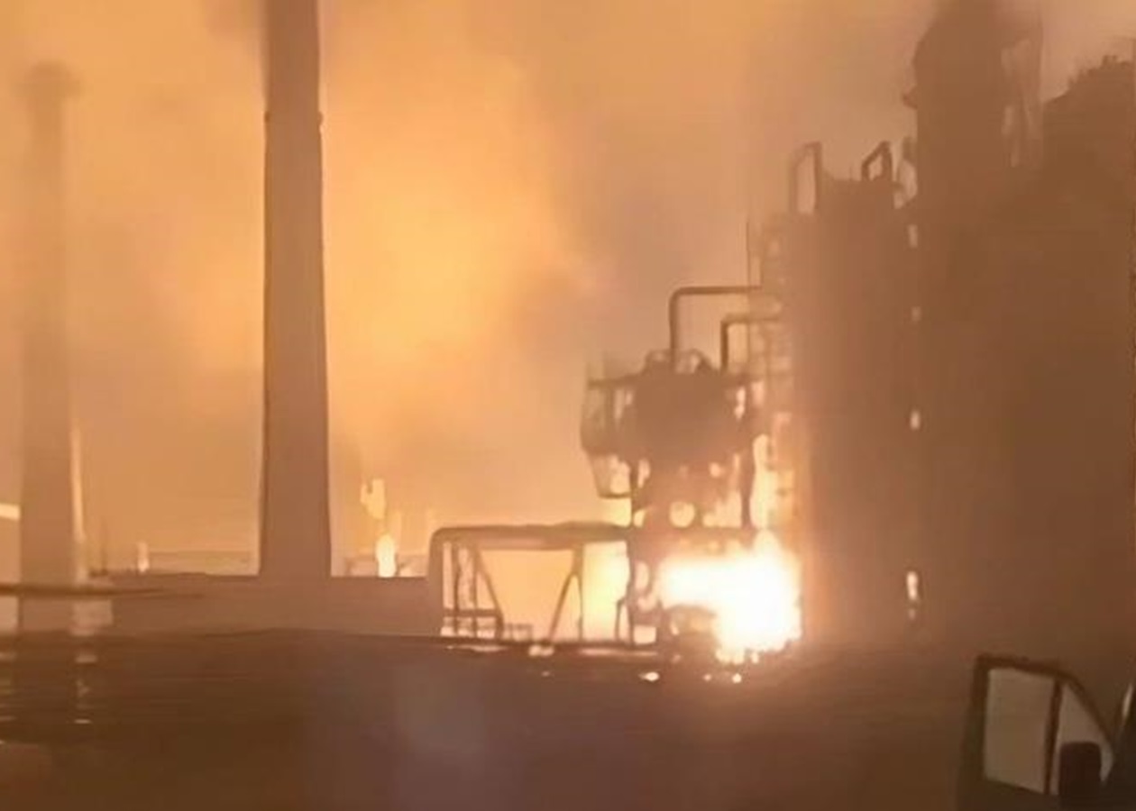 ЗМІ: Дрони "зупинили" роботу великого НПЗ Росії