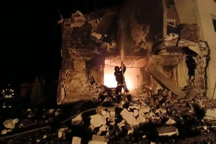 Ворожа атака дронами на Київщину: постраждала жінка, пошкоджено будинки та автівки