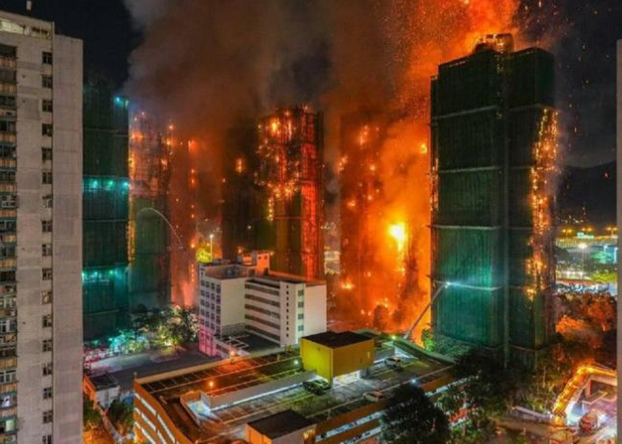 У Гонконзі палають кілька хмарочосів, 13 загиблих
