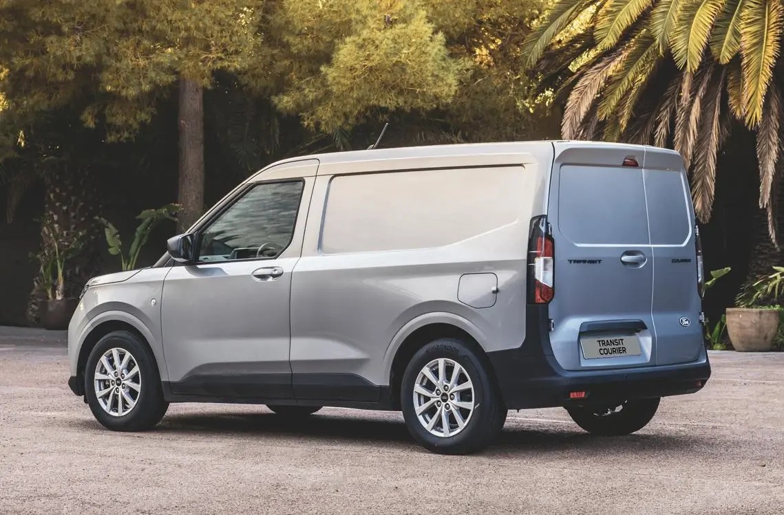 Двигуни Ford Transit Courier: порівняння бензинового та дизельного