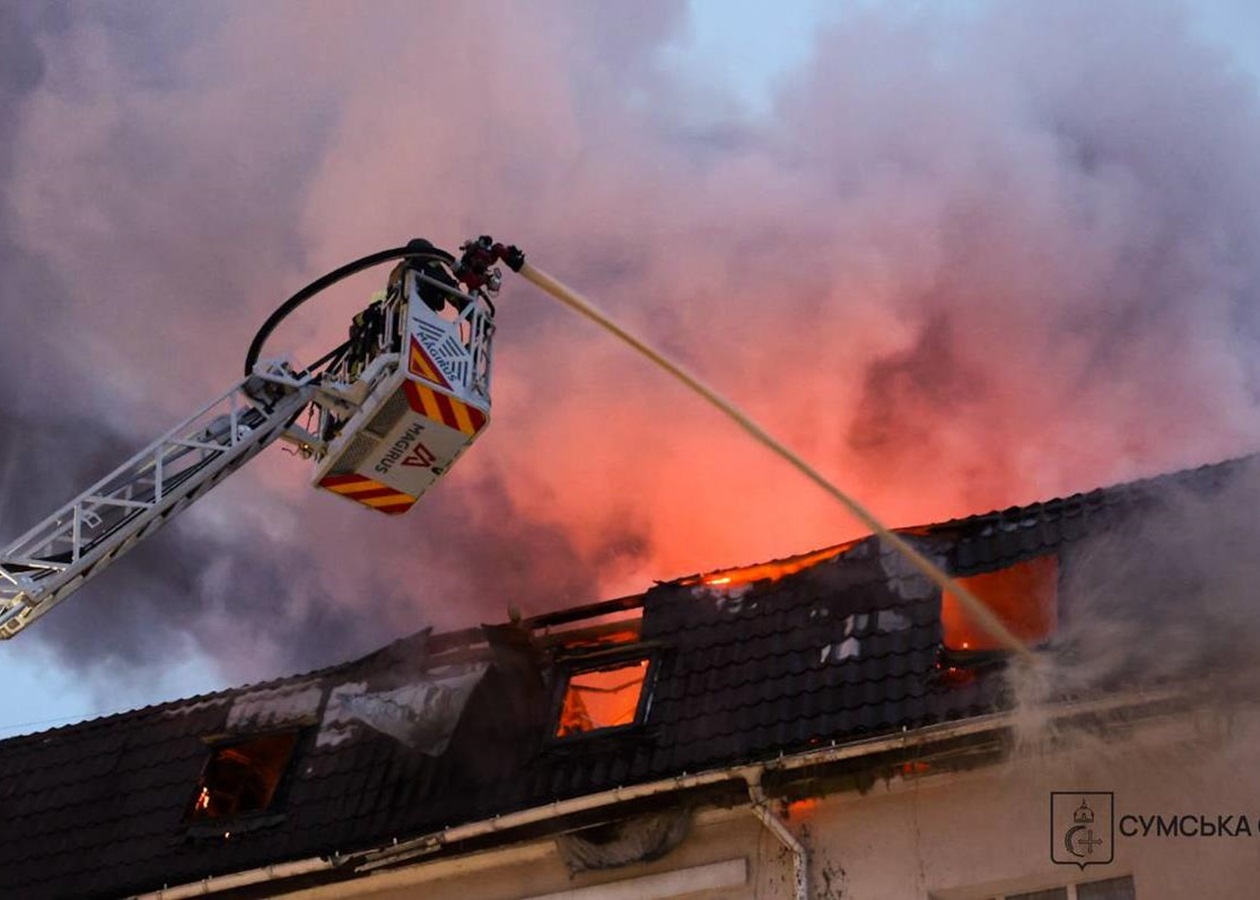 Росіяни вдарили по готелю у центрі Сум