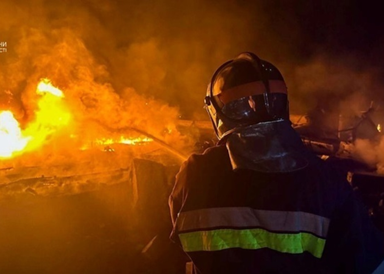 Атака РФ: у Кривому Розі гасять пожежу і рятують людей