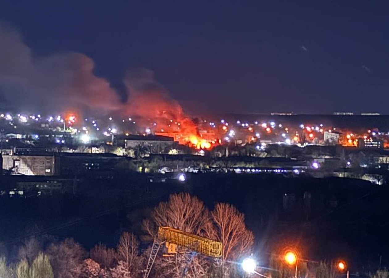 У Луганську та Криму масштабні пожежі після атаки