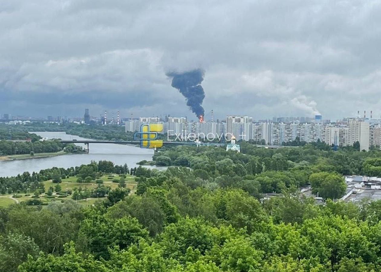 Столицю РФ атакують дрони, палає її найбільший НПЗ