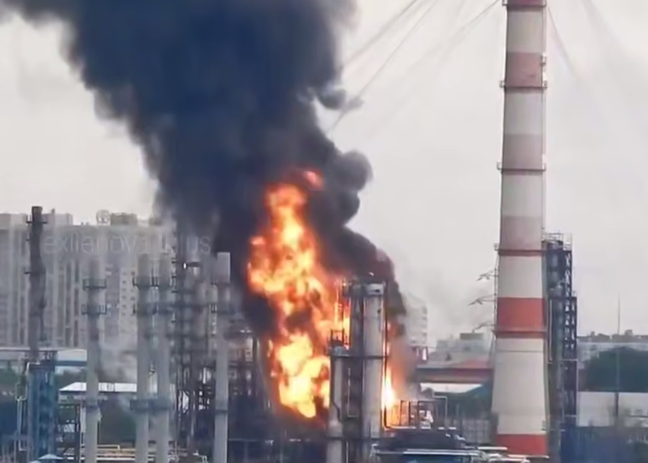 СюжетУдар в саме "сердце". Пожежа на НПЗ в Москві