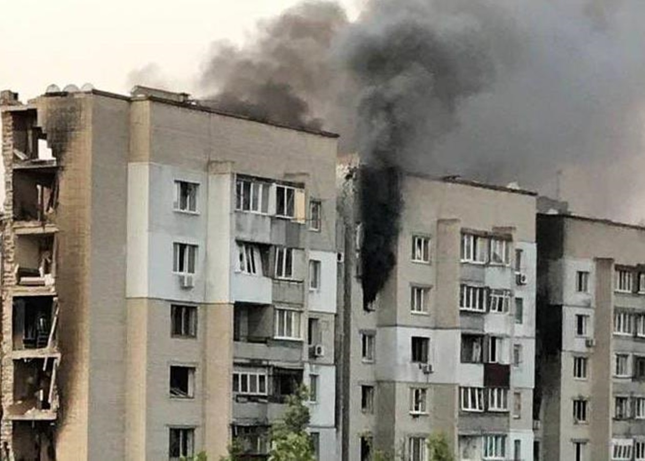 Авіабомби РФ влучили у багатоповерхівку в Херсоні