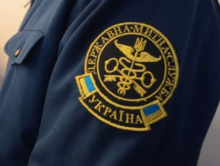 Родинний підряд львівських митників: як подружжя Товт-Таран та їхні родичі ховають люксові авто