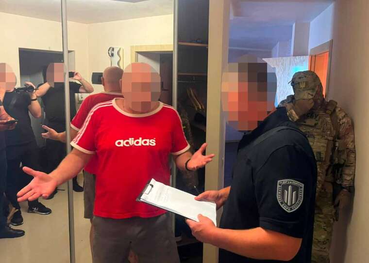 ДБР та СБУ викрили групу з 4 осіб, які вимагали 20 тисяч доларів у військовослужбовця за переведення з передової