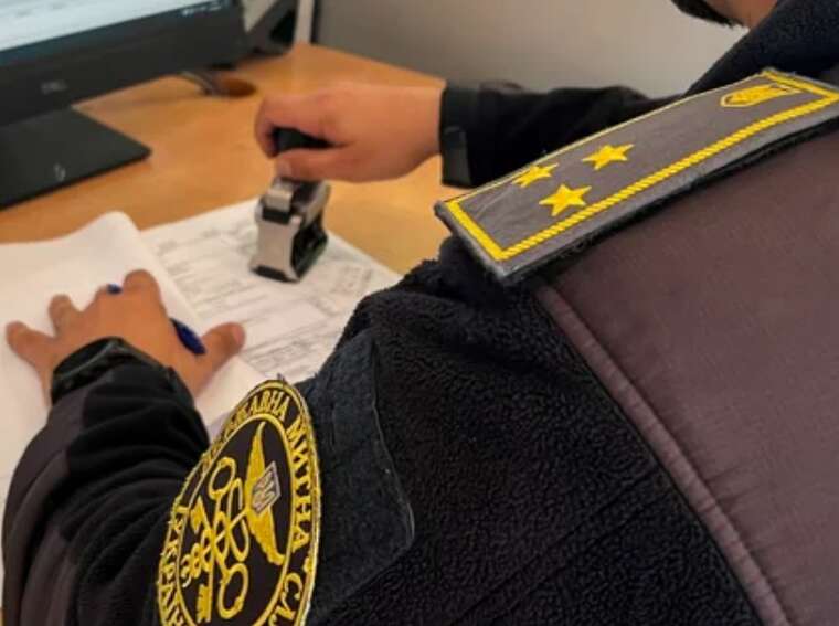 Вимагав хабарі від імпортерів: суд підтвердив законність звільнення посадовця Івано-Франківської митниці Савчука